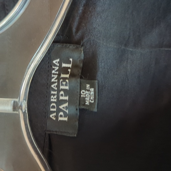 Elegant Black Dress with Gold Accents - Picture 2 of 6